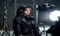 佐佐木明希影视剧剧照，身着角色服装在专业摄影棚内认真表演，展现扎实演技
