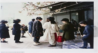 佐佐木明希新写真集拍摄花絮，摄影师与团队在外景地拍摄，展现专业创作氛围