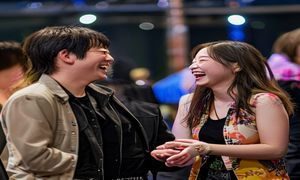 佐佐木明希综艺节目录制现场，与主持人欢笑互动，展现活泼开朗的真实性格